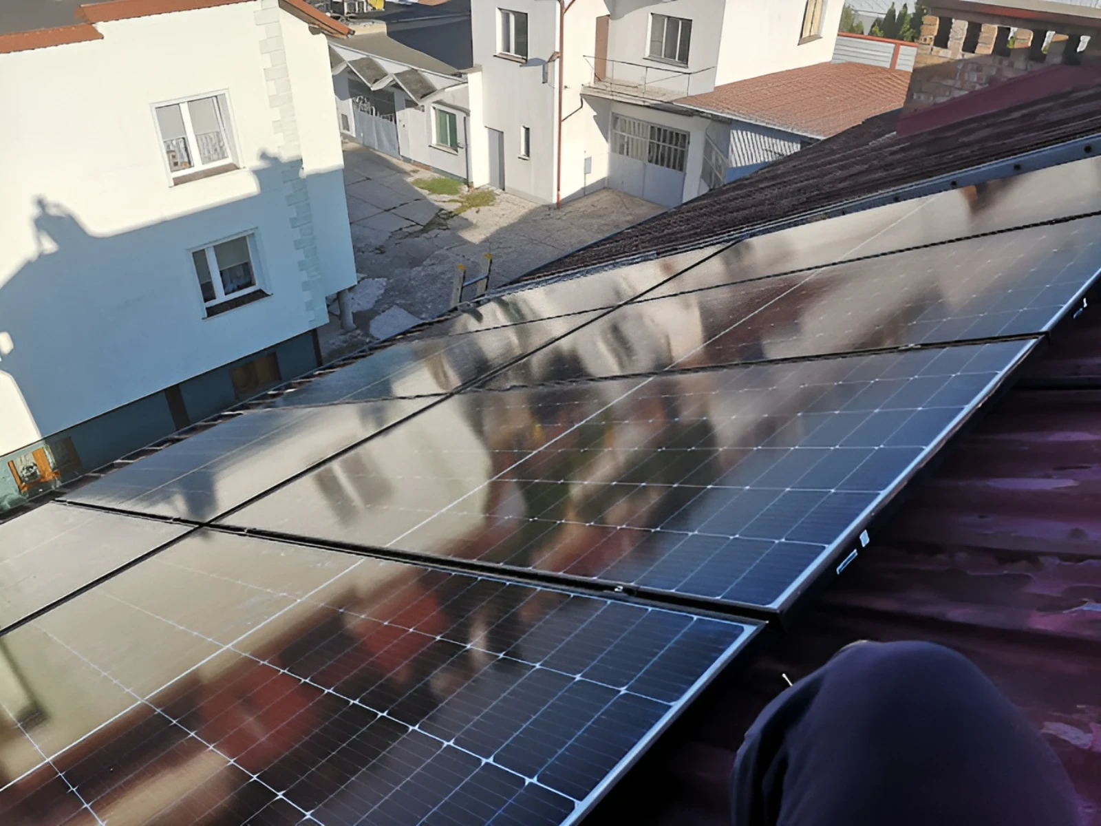 Zdjęcie - fotowoltaika na dachu budynku